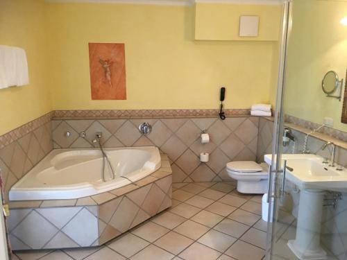 杜伊斯堡兰德斯米尔赛酒店的带浴缸、卫生间和盥洗盆的浴室