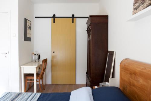 卑尔根B&B PeperZzz的一间卧室配有一张床和一扇木门