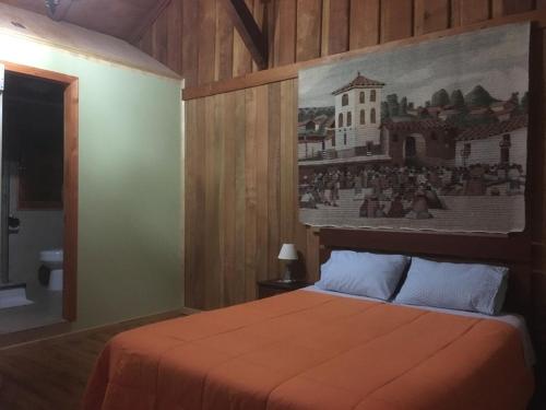 普孔库特拉维旅馆的一间卧室配有一张壁画床