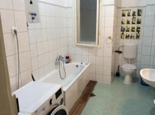 布达佩斯可穆北凯斯旅舍的带浴缸、卫生间和盥洗盆的浴室