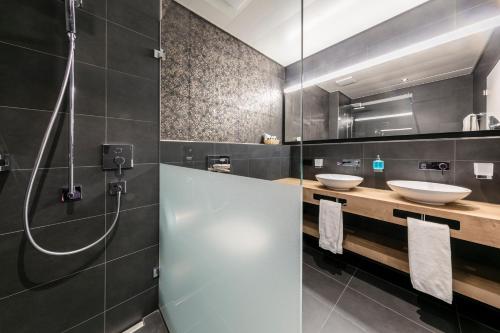 库尔ABC瑞士优质酒店的一间带两个盥洗盆和淋浴的浴室