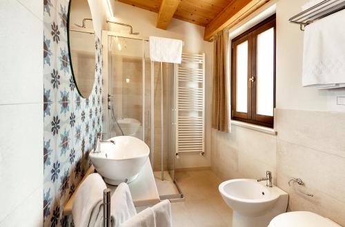 GiarratanaAruciméli Rural Resort的浴室设有2个水槽和镜子