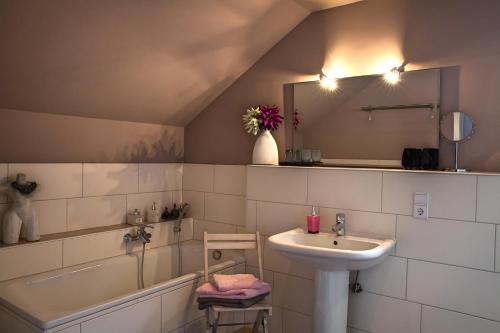 腓特烈LOFTvorSYLT的浴室配有盥洗盆和浴缸。