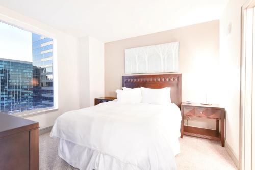 波士顿海港全球豪华套房公寓客房内的一张或多张床位