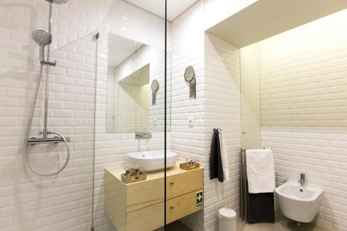 波尔图Porto Nascente的白色的浴室设有水槽和淋浴。
