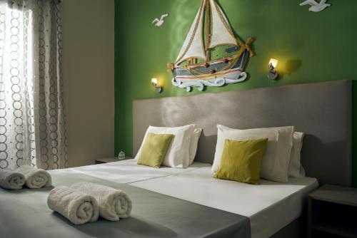 卡拉马孔Elena's Studios的卧室配有一张床,墙上有一条船