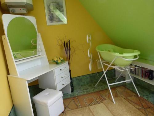 乔尔什滕Noclegi Barbara的一间带水槽和镜子的浴室以及一张书桌
