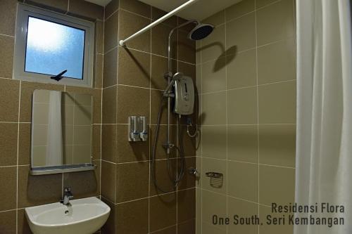 史里肯邦安芙洛拉公寓的带淋浴和盥洗盆的浴室