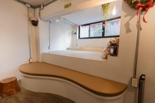台北五月家台大馆的一辆火车车厢,在房间里设有长凳