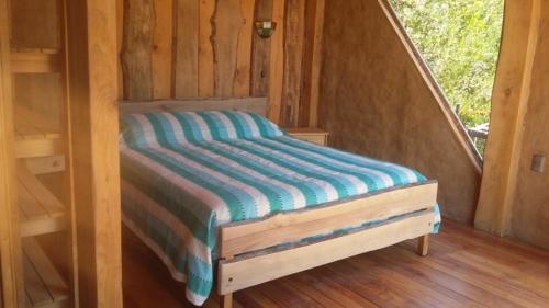 圣何塞德迈波Cabaña Cajón del Maipo的小屋内的一张床位,铺有木地板
