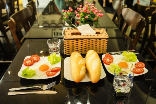 顺化拉姆东天大酒店的一张桌子,上面放着两盘食物