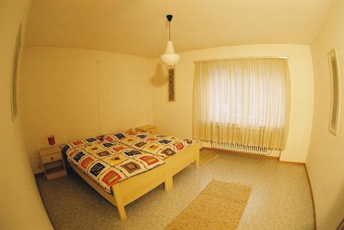PecciaCasa Agriturismo Mattei的一间卧室设有一张大床和一个窗户。