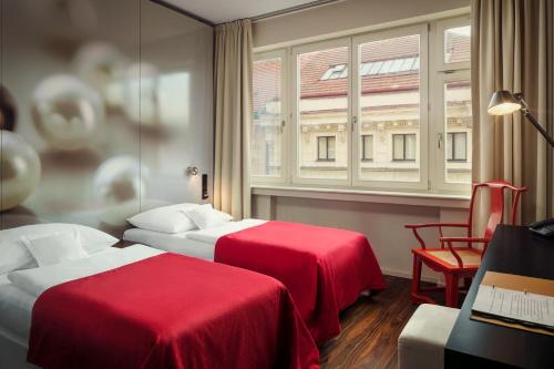 布拉格珀拉酒店的酒店客房设有两张床和窗户。