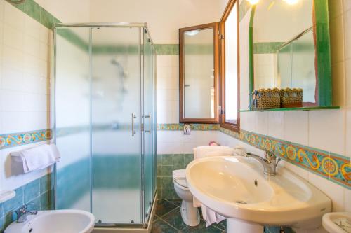 兰佩杜萨Luna di Ponente的一间带水槽和玻璃淋浴的浴室