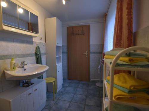 克吕茨Lovely Apartment near Sea in Klutz的一间带水槽的浴室和一间带双层床的浴室