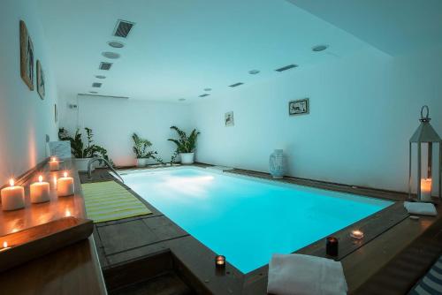 萨包迪亚圣弗朗西斯科2号迷人酒店的客房内的大型游泳池拥有蓝色的灯光