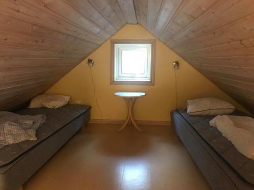 埃斯基尔斯蒂纳维尔施塔露营山林小屋的小型客房 - 带2张床和窗户