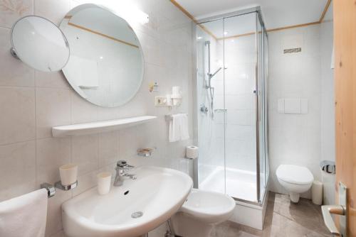 卡斯特尔罗托图拉姆酒店的一间带水槽、卫生间和镜子的浴室