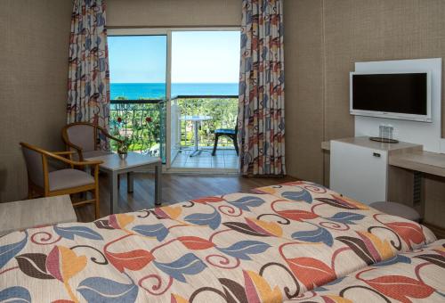 阿拉尼亚里维埃拉酒店加Spa的一间卧室配有一张床,享有海景