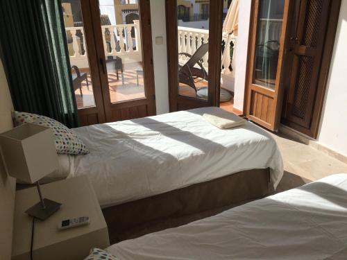 拉曼加戴尔马尔梅纳ATALAYA 24的酒店客房设有两张床和一个阳台。
