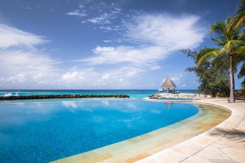 Taj Coral Reef Resort & Spa - Premium All Inclusive with Free Transfers内部或周边的泳池