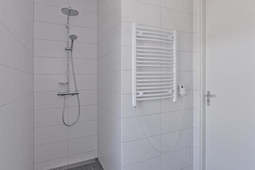 坎珀兰d'Ouwe Haven 10F的白色的浴室设有淋浴和窗户