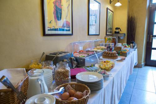 比尔森劳斯酒店的一张长桌子,上面有盘子和食物