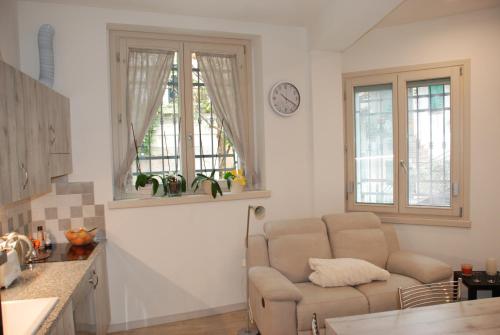 利莫内-苏尔加达Casa Anita的带沙发和2扇窗户的客厅