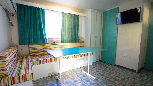 科尔多瓦Bungalows Rurales的客房设有一张带桌子和窗户的床。