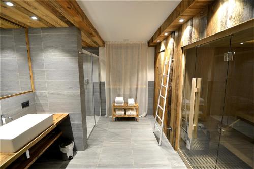 利维尼奥皮克洛西藏酒店的一间带水槽和淋浴的浴室