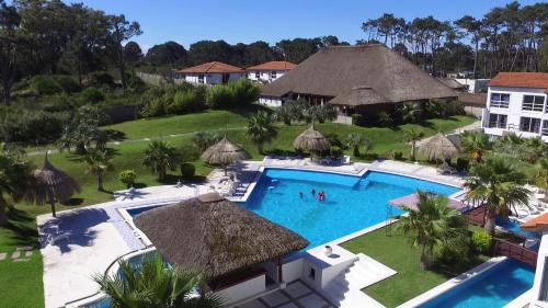 埃斯特角城Palmeras Beach Hotel的享有带游泳池的度假村的空中景致
