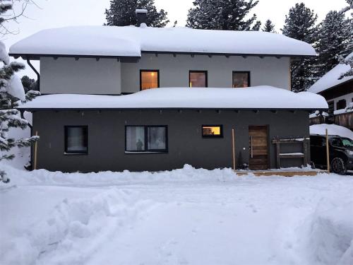 图拉彻霍赫Grünseeappartement的积雪覆盖的房子