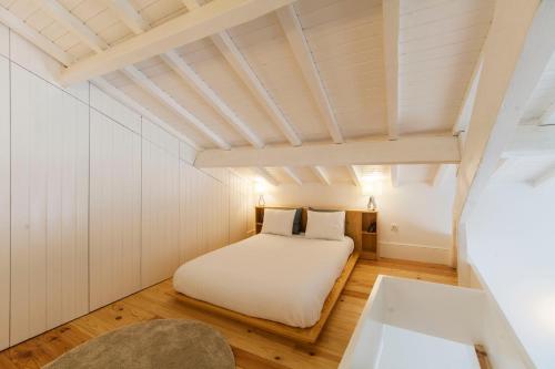 波尔图Oporto Mezzanine - by ML Apartments的卧室配有白色的床