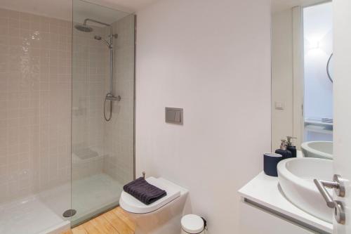 波尔图Oporto Mezzanine - by ML Apartments的带淋浴、卫生间和盥洗盆的浴室