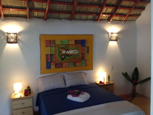 拉斯加勒拉斯拉卡莱塔别墅酒店的卧室配有一张带两盏灯的墙壁床。