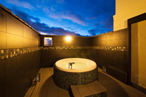 京都卡纳德日式旅馆的中间设有带浴缸的浴室。
