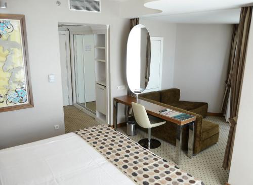 安卡拉阿尔巴酒店的一间卧室配有书桌、椅子和镜子