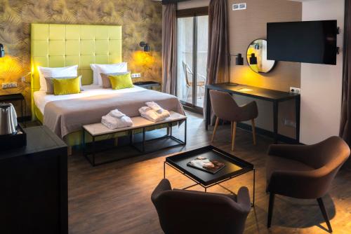 圣艾格夫Van der Valk Hotel Saint-Aygulf的酒店客房设有床和客厅。
