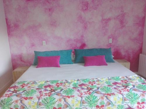 坦迪尔Hosteria Ruphay的卧室配有一张带粉红色墙壁的大床