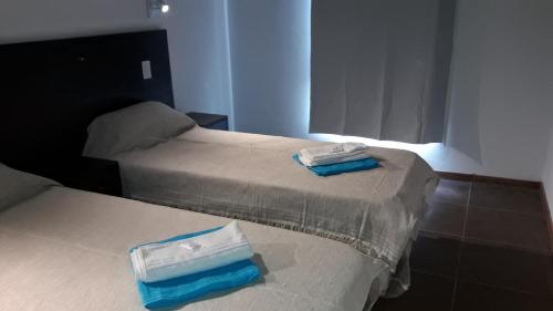 圣克拉拉德尔马尔Akun Hotel的两张床铺,上面有毛巾