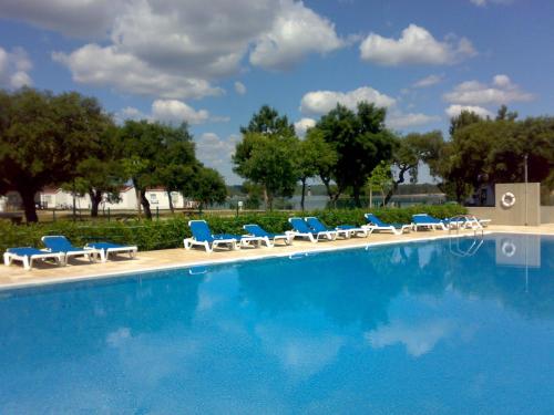 蒙塔吉尔Parque de Campismo Orbitur Montargil的一个带躺椅的游泳池