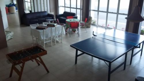 拉古纳Hotel Monte Líbano的客厅配有2张桌子和椅子