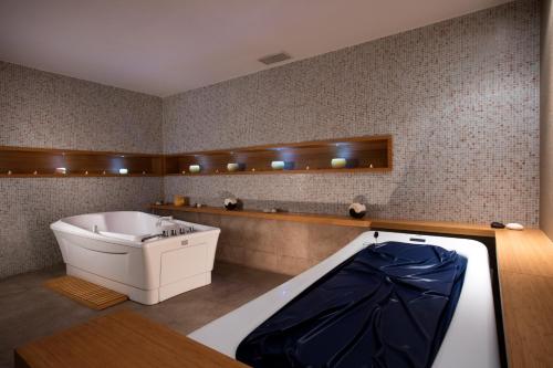 奥兹德雷阿里亚克拉罗斯海滩及Spa度假村 - 全包24小时的浴室配有浴缸和水槽。