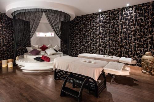 奥兹德雷阿里亚克拉罗斯海滩及Spa度假村 - 全包24小时的客厅配有床和沙发