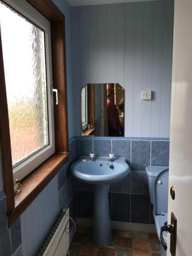 KinbraceGarvault House的一间带水槽、镜子和卫生间的浴室