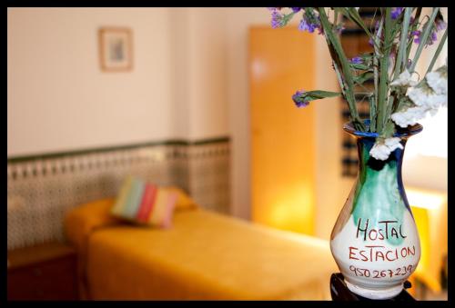 阿尔么丽亚车站旅馆的花瓶,花朵放在桌子上