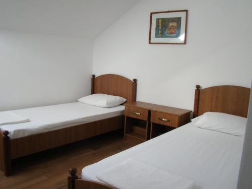 苏恰瓦Casa Hora的一间设有两张床的客房,墙上挂着一张照片