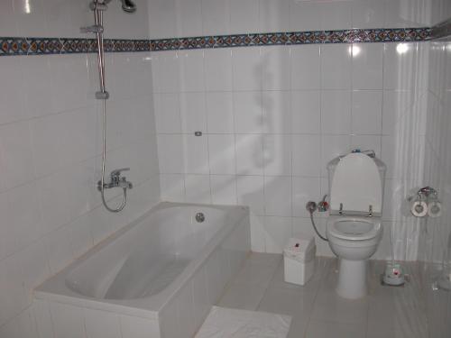 卢克索villa al diwan luxor的白色的浴室设有浴缸和卫生间。