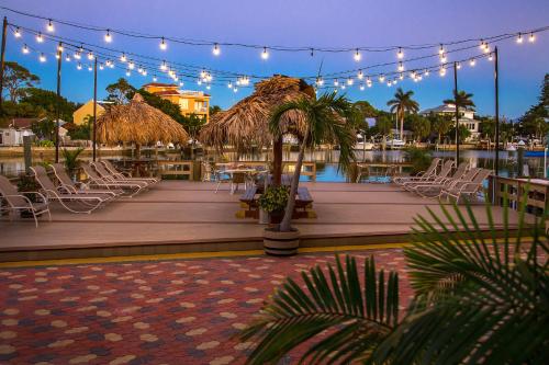 圣徒皮特海滩湾景广场海滨度假酒店的一个带椅子和桌子及灯的甲板