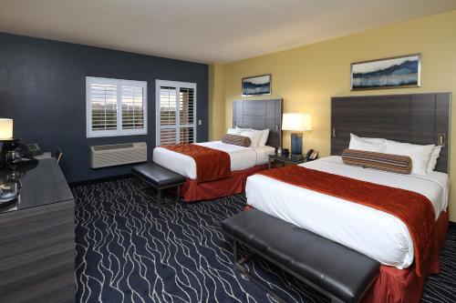 土桑沙漠钻石娱乐场酒店的酒店客房设有两张床和电视。